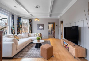 Elegant and Chic 2Bed 2Bath steps from the lake!